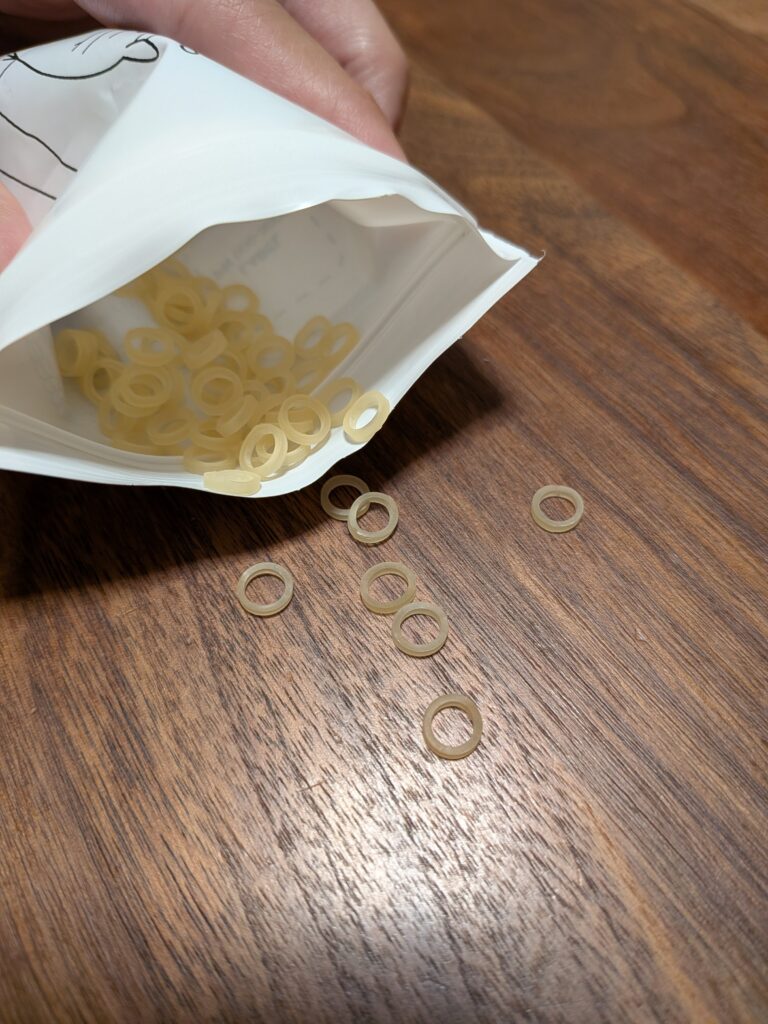マウスピース矯正で使用するゴム掛け(顎間ゴム)